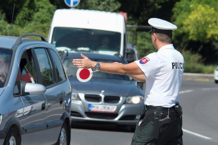 Ilustračný obrázok k článku SVET O SLOVENSKU: Z rekordne opitej vodičky si robia srandu aj policajti