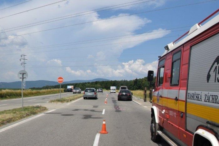 Ilustračný obrázok k článku Nehoda pri Šírave: Auto z protismernej štvorprúdovky skončilo v priekope, FOTO