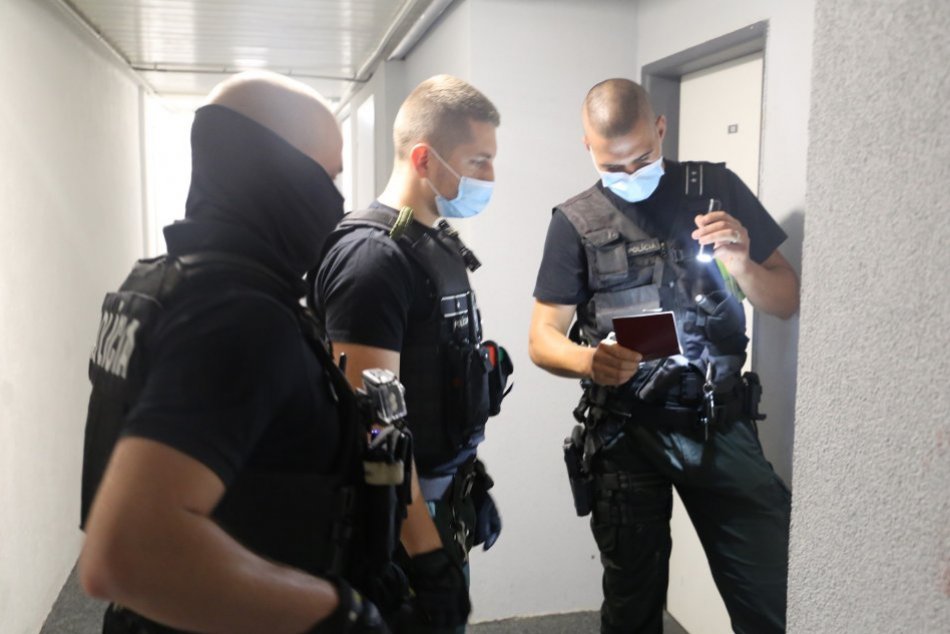 Ilustračný obrázok k článku Policajti si posvietili na cudzincov: Viacerí mali falošné doklady, FOTO