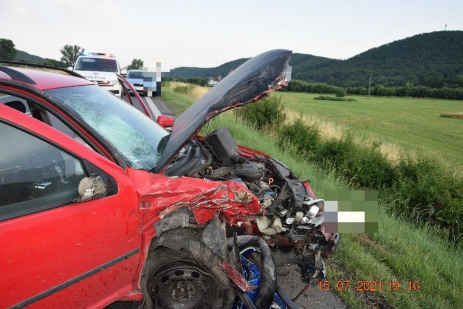 Ilustračný obrázok k článku Zábery z miesta hrozivej nehody pri Lučenci: Ťažko zranený motorkár skončil v priekope, FOTO