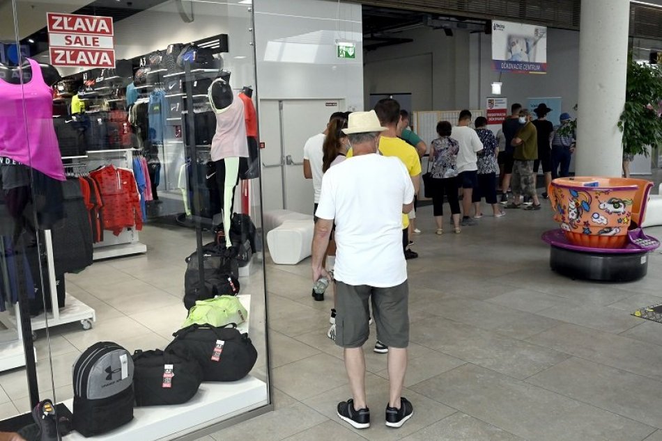 Ilustračný obrázok k článku Očkovanie sa presúva do obchodných centier: Začne s ním aj Nitriansky kraj?