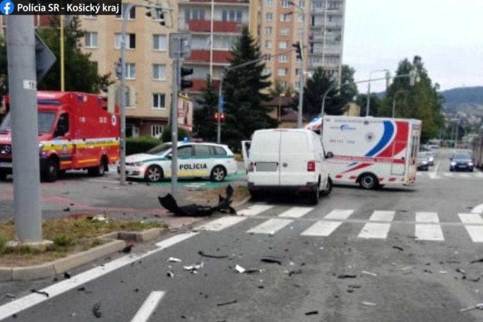 Ilustračný obrázok k článku Mrazivá bilancia nehody na košickej križovatke: Zranili sa 3 ľudia, z toho 2 ťažko, FOTO