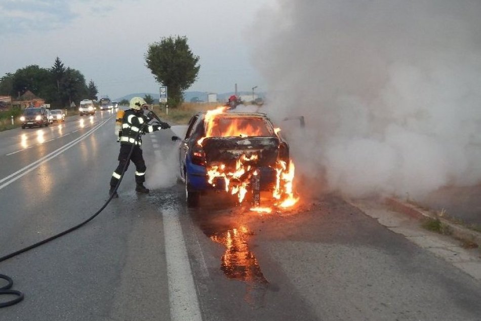 Ilustračný obrázok k článku Rozruch v Trenčianskej Teplej: Auto sa ocitlo v plameňoch, FOTO