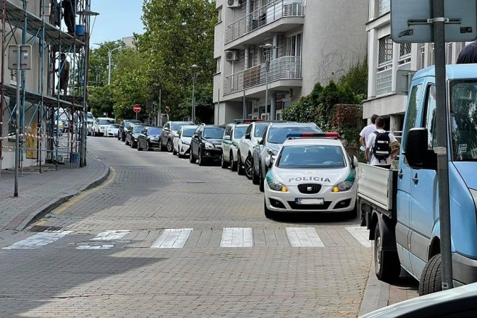 Ilustračný obrázok k článku POLICAJT odstavil auto TESNE pred priechodom. Pokojne obedoval a nevedel, že tým niečo PORUŠUJE