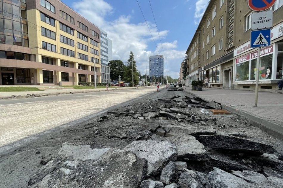 Ilustračný obrázok k článku Užitočný PREHĽAD pre Bystričanov: Vodičov obmedzí asfaltovanie ciest aj výstavba mosta