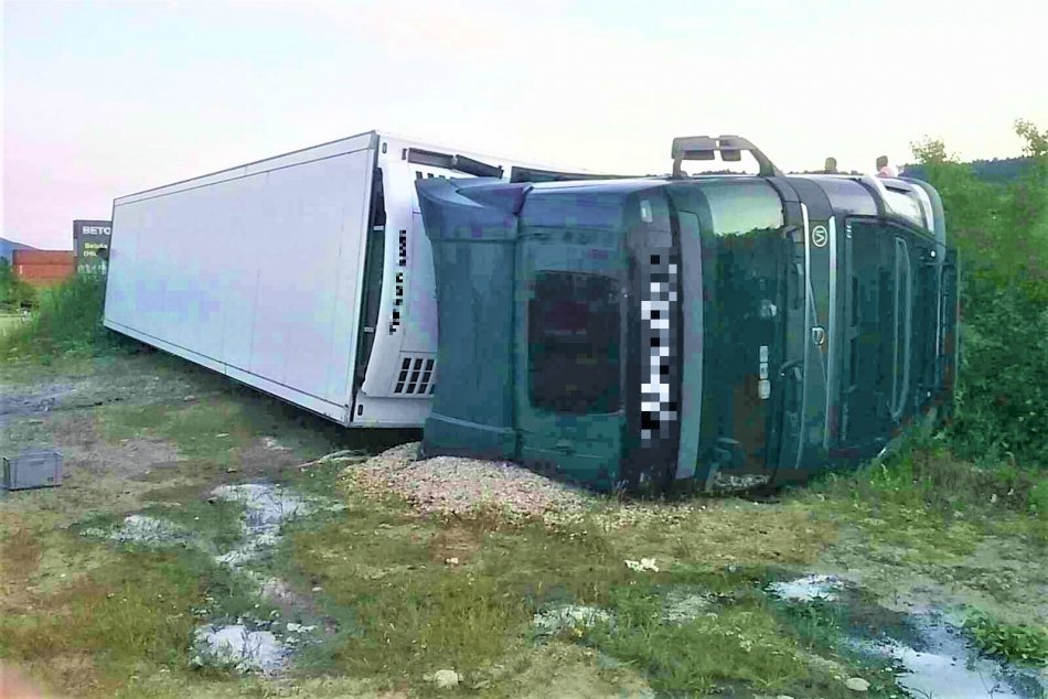 Ilustračný obrázok k článku Prevrátený kamión na diaľničnom privádzači: Prvá pomoc zranenému vodičovi, FOTO