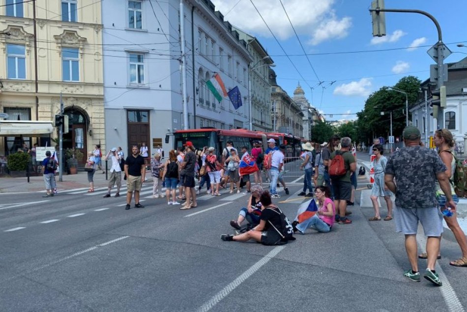 Ilustračný obrázok k článku Protestujúcich z ciest začali vytláčať ťažkoodenci: Demonštrácia má pokračovať