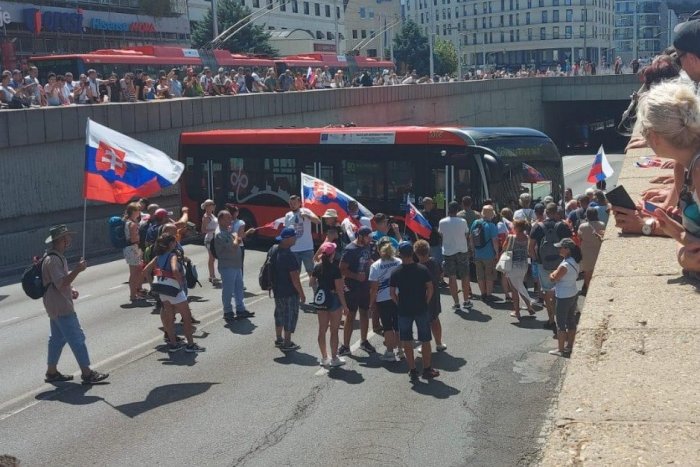 Ilustračný obrázok k článku Protest v Bratislave graduje: Rozbité auto, lietajúce vajcia a uviaznutý autobus