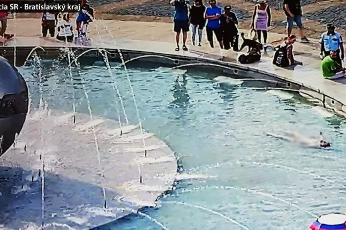 Ilustračný obrázok k článku Nudapláž v centre mesta: Muž sa kúpal vo fontáne úplne nahý!