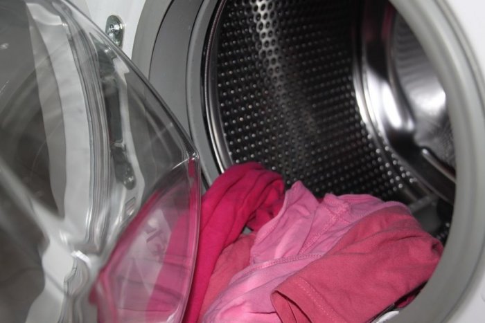 Ilustračný obrázok k článku Vytiahli ste voňavé oblečenie z práčky? Stačí detail a môže byť liahňou FEKÁLNYCH baktérií