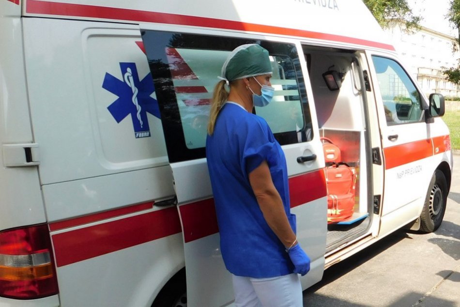 Ilustračný obrázok k článku Zrážka áut v Prievidzi: Zraneného previezli sanitkou do nemocnice