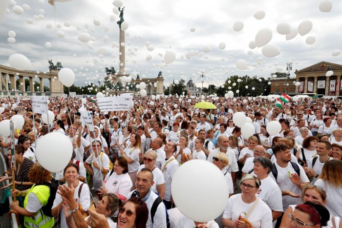 Ilustračný obrázok k článku Protestovalo sa aj v Maďarsku: Do ulíc v Budapešti vyšli tisíce zdravotníkov!