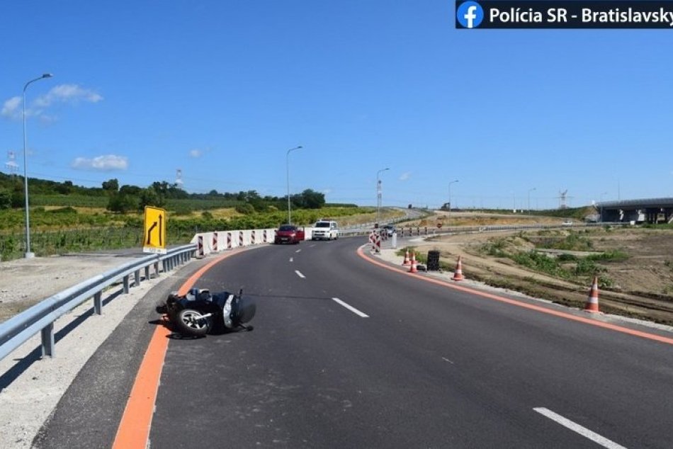 Ilustračný obrázok k článku Čo sa stalo motorkárovi na ceste pri Bratislave? Polícia hľadá svedkov nehody, FOTO