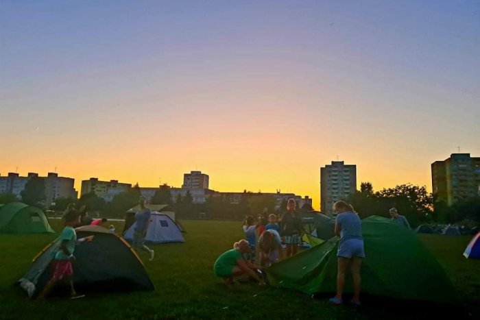 Ilustračný obrázok k článku Zažite poriadne dobrodružstvo: Do Topoľčian prichádza obľúbená stanovačka!