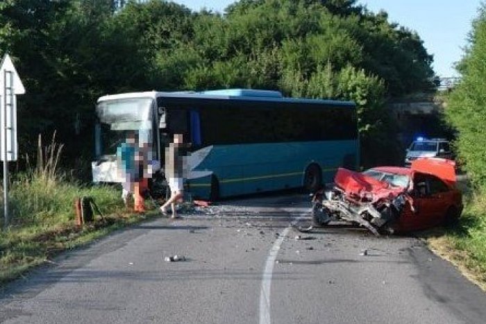 Ilustračný obrázok k článku Iba 19-ročný vodič BMW narazil do autobusu, FOTO