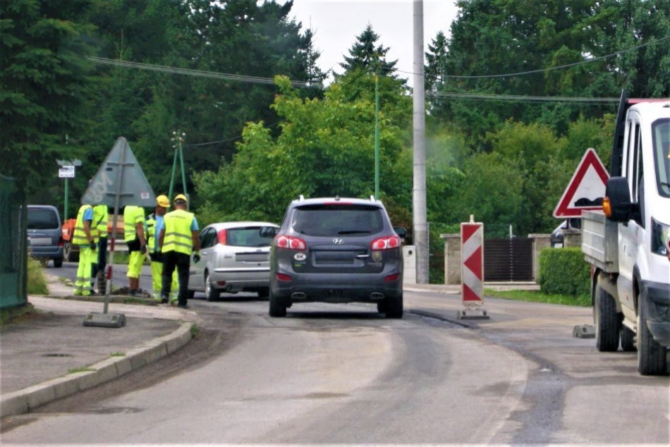 Ilustračný obrázok k článku Vodiči, zbystrite: Na ceste medzi obcami Višňové a Turie sú obmedzenia, FOTO
