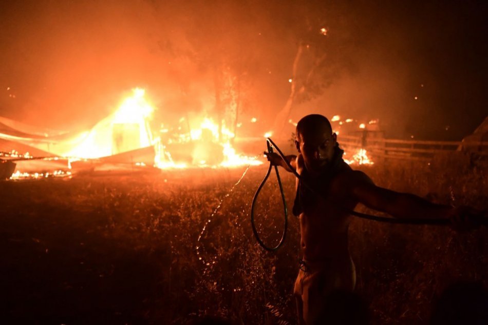 Ilustračný obrázok k článku Grécko je v plameňoch! V okolí Atén zasahuje viac ako 500 hasičov