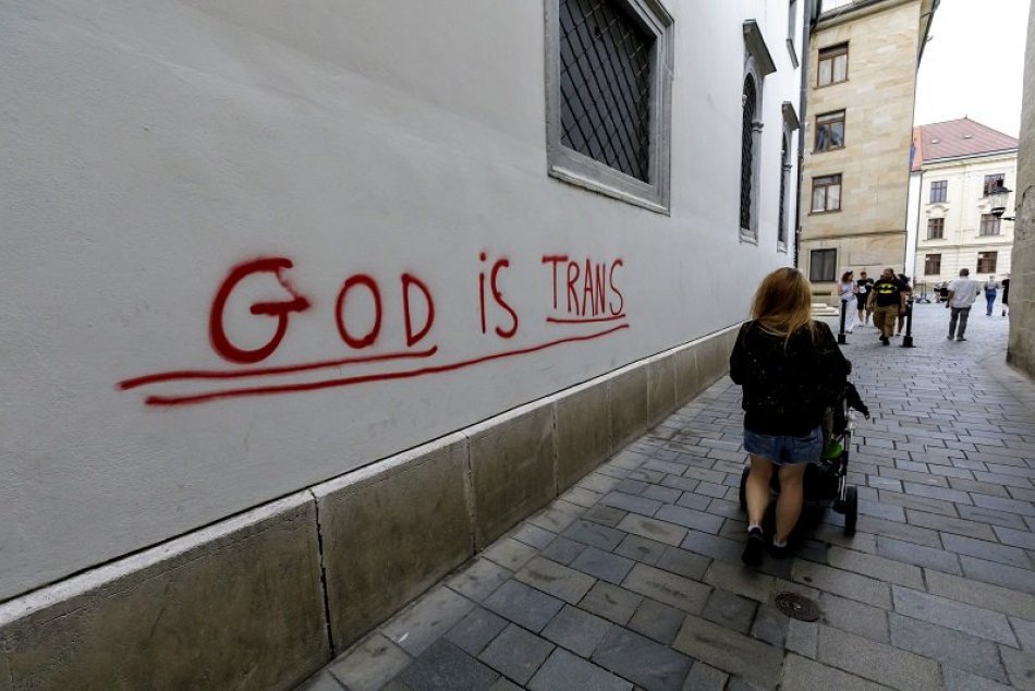 Ilustračný obrázok k článku OTRASNÝ vandalizmus v centre Bratislavy: ČERVENOU farbou nasprejovali historické budovy!