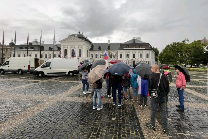 Ilustračný obrázok k článku BLOKÁDA Bratislavy sa zatiaľ nekoná: Pred Prezidentským palácom je len PÁR protestujúcich