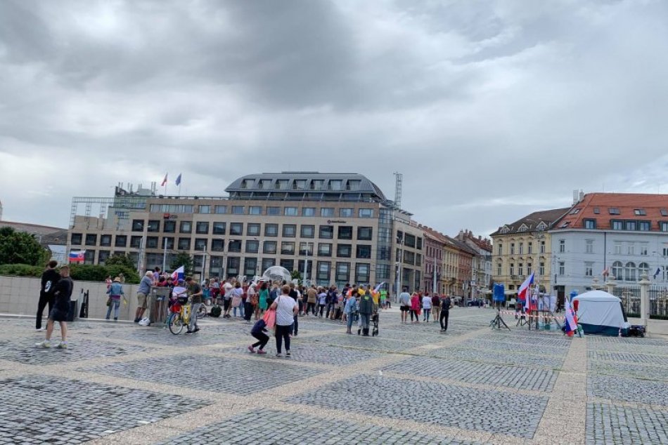 Ilustračný obrázok k článku Pred Prezidentským palácom je pokoj: Protesty zatiaľ nesprevádza BLOKÁDA ciest