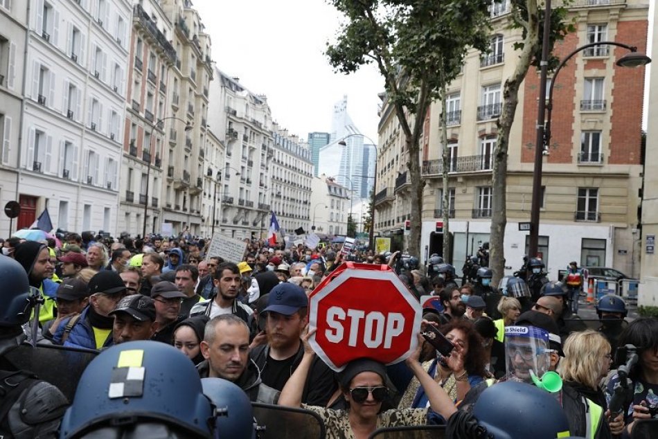Ilustračný obrázok k článku STÁTISÍCE ľudí opäť protestovali proti covidpasom. Francúzi sú už mesiac v uliciach, VIDEO