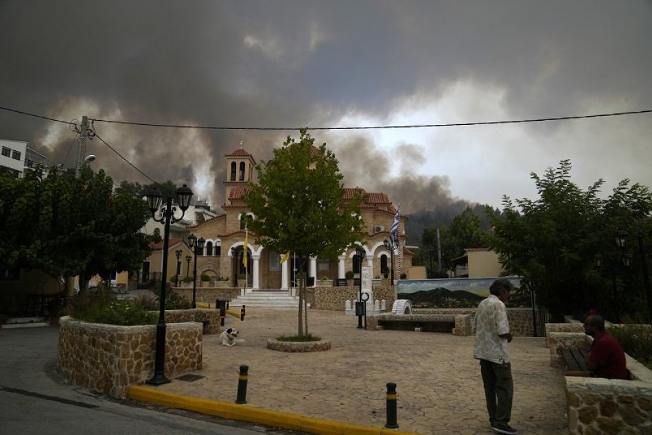 Ilustračný obrázok k článku Hasiči naďalej bojujú s požiarmi v Grécku, vzduch v Aténach je nedýchateľný, FOTO