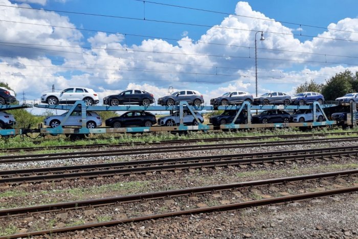 Ilustračný obrázok k článku Nákladný vlak s luxusnými autami zastavil na Záhorí: Miestni zlodeji to využili!