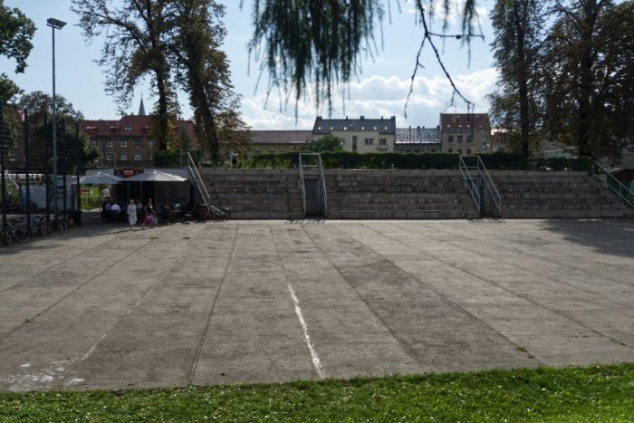 Ilustračný obrázok k článku V zime klzisko, v lete streetball. V Mestskom parku postavia multifunkčnú plochu