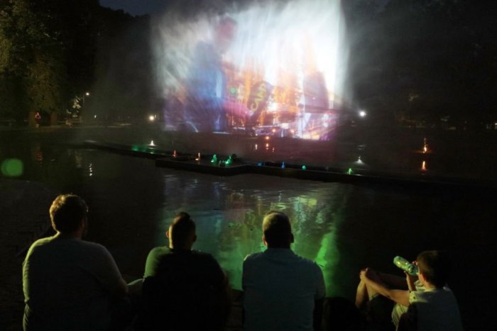 Ilustračný obrázok k článku Košice majú unikát: FONTÁNU, ktorá premietne film aj zahrá na želanie! FOTO