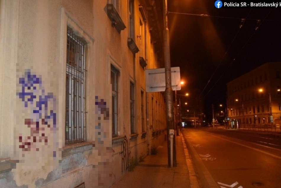 Ilustračný obrázok k článku Chytili sprejera: Za POŠKODENIE budov v centre Bratislavy hrozí mladíkovi väzenie