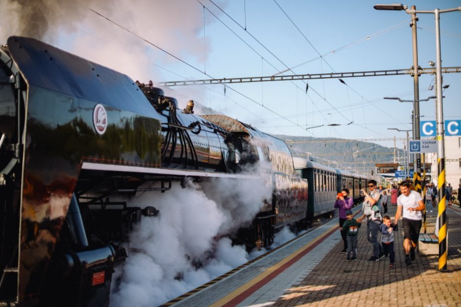 Ilustračný obrázok k článku Atrakcie, ktoré pritiahli stovky ľudí: Zvolen a Fiľakovo prepojili historické vlaky, FOTO