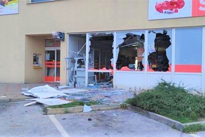 Ilustračný obrázok k článku Výbuch v Drietome: Poškodené potraviny, polícia o krádeži bankomatu