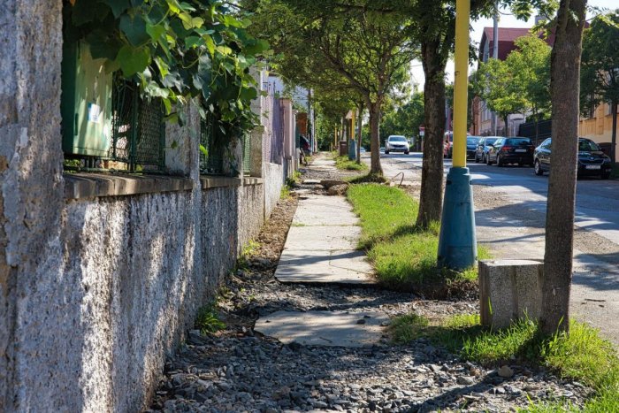 Ilustračný obrázok k článku Rozbitá Sládkovičova ulica nutne potrebuje opravu: Čo bude stáť jej rekonštrukcia?