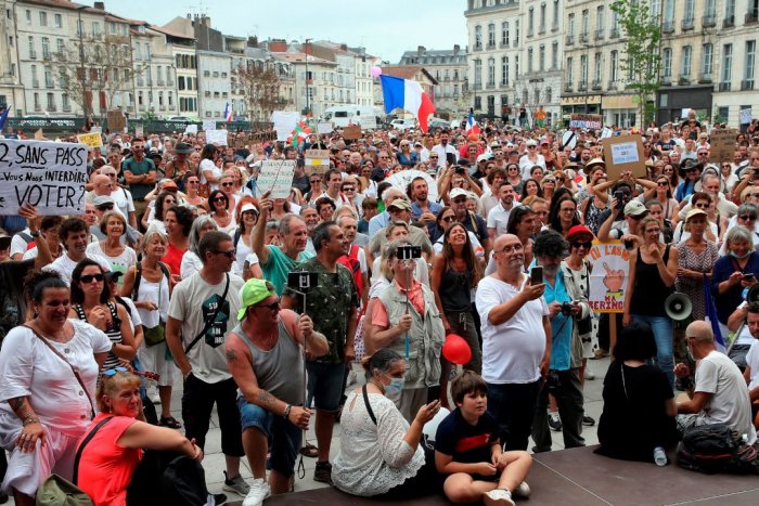 Ilustračný obrázok k článku Tisíce nespokojných Francúzov vyšlo do ulíc: PREKÁŽAJÚ im covidpasy!