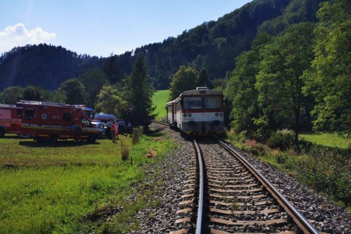 Ilustračný obrázok k článku ZRÁŽKA škodovky s vlakom skončila tragédiou: Dve osoby haváriu neprežili
