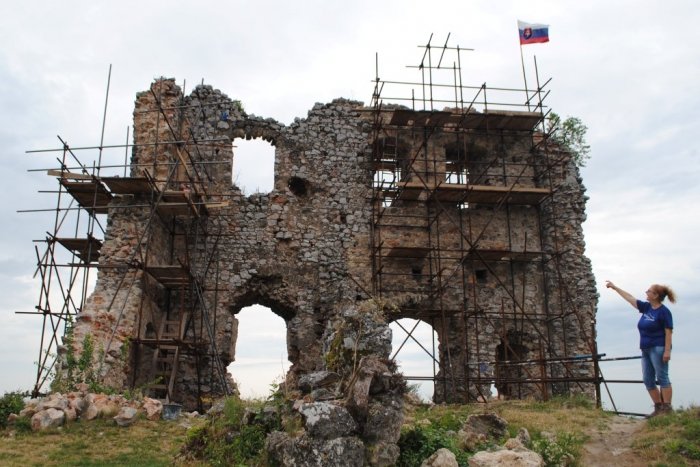 Ilustračný obrázok k článku Turniansky hrad prechádza obnovou. Ruku k dielu pridávajú aj turisti, FOTO