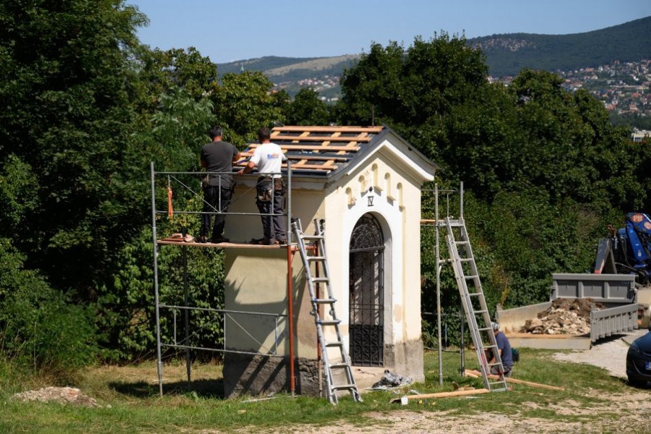 Ilustračný obrázok k článku Obnova Kalvárie napreduje: Historické kaplnky sú kultúrnym dedičstvom Slovenska