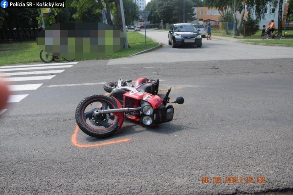 Ilustračný obrázok k článku Mladý motorkár (20) narazil pred michalovskou križovatkou do auta