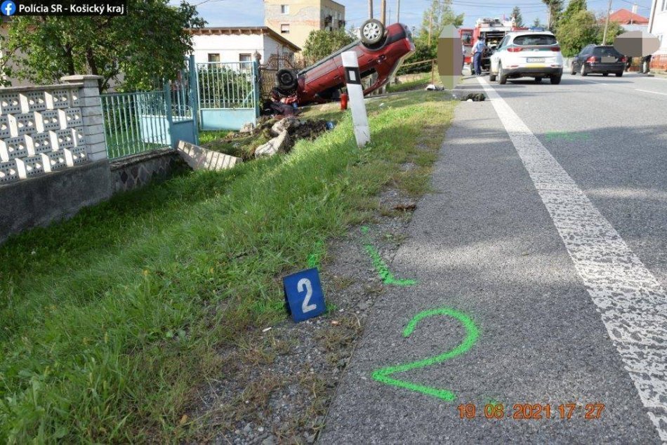 Ilustračný obrázok k článku Vo Svinici auto skončilo na streche, spolujazdec sa vážne zranil