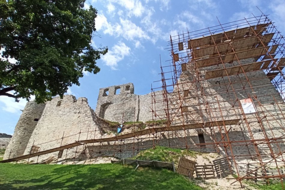 Ilustračný obrázok k článku Vráťte sa stovky rokov do minulosti: V Moravciach zistíte, ako sa žilo na hrade Hrušov