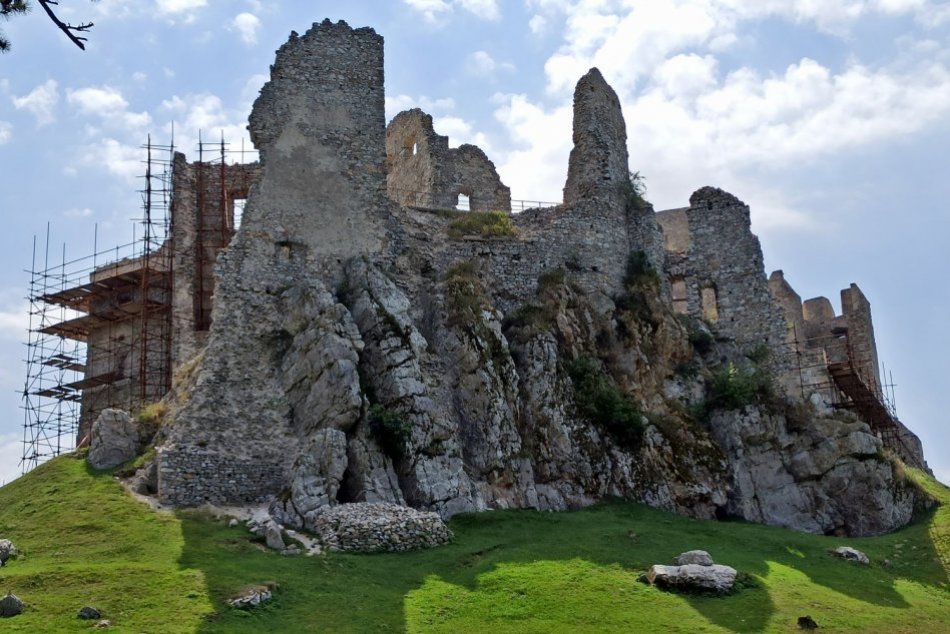 Ilustračný obrázok k článku Ako vyzerali hrady v okolí Moraviec? Moderné VIZUALIZÁCIE ukážu ich pôvodnú podobu