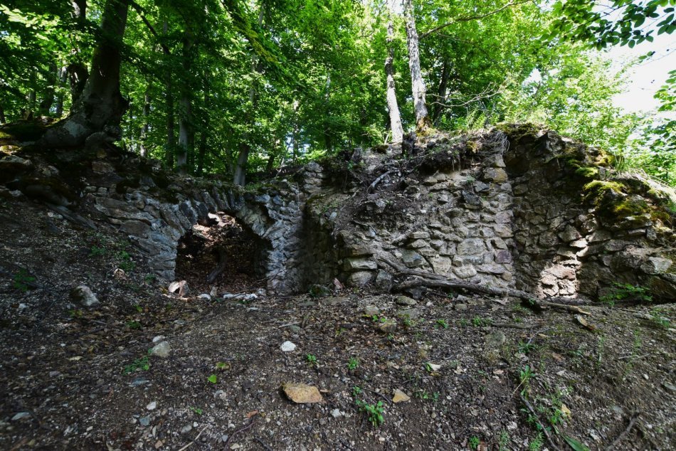 Ilustračný obrázok k článku Neďaleko Revúcej ležia zabudnuté ruiny: Podarí sa stredoveký hrad zachrániť? FOTO