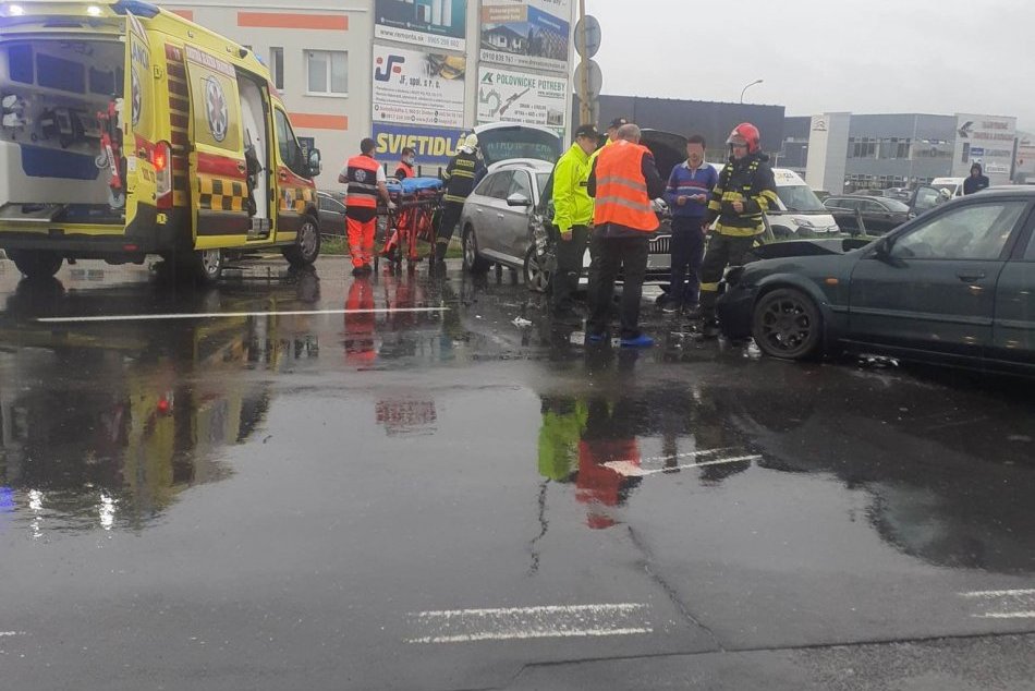 Ilustračný obrázok k článku Vo Zvolene došlo k nehode niekoľkých áut: Na mieste sú 3 zranení, FOTO