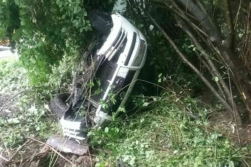 Ilustračný obrázok k článku Nehoda v okrese Trenčín: Auto prevrátené v kríkoch, zranený vodič v sanitke, FOTO