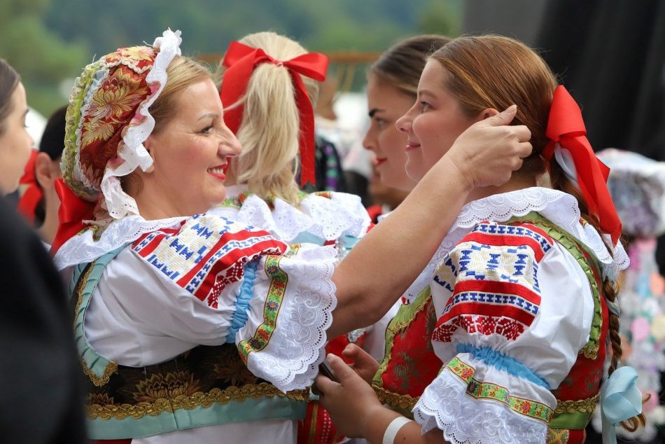 Ilustračný obrázok k článku V neďalekej obci bude poriadne veselo: Láka na tradičné folklórne slávnosti