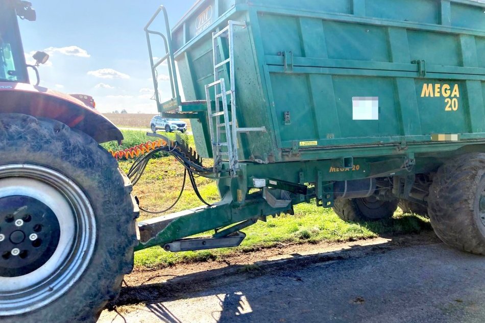 Ilustračný obrázok k článku Prvé INFO o HROZIVEJ nehode na juhu Slovenska: Traktor sa ČELNE zrazil s autom