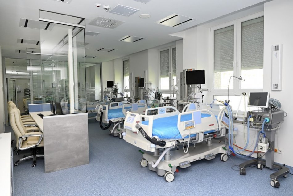 Ilustračný obrázok k článku Riaditeľ bardejovskej nemocnice otvorene: Pacientov bude ešte viac, 9 už zomrelo