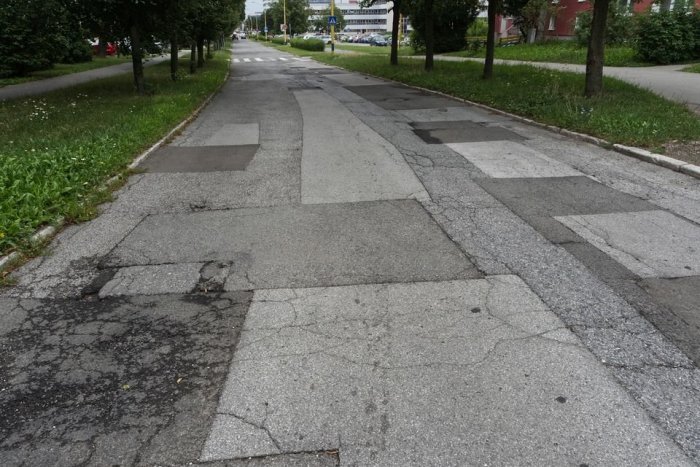 Ilustračný obrázok k článku Koniec zaplátaným cestám. Tieto ulice dostanú nový asfaltový koberec, FOTO