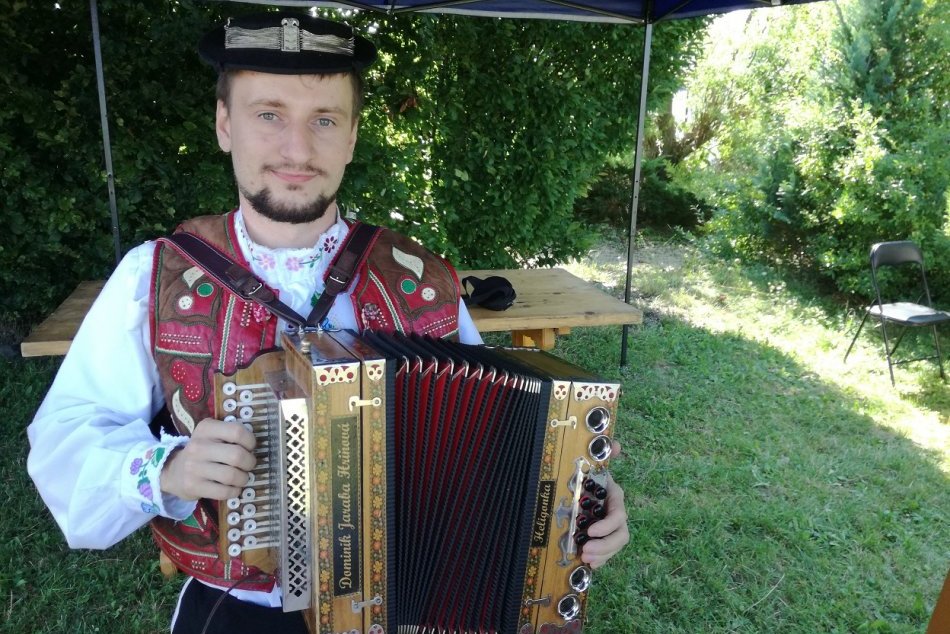 Ilustračný obrázok k článku Dominik vyrába harmoniky, ktoré mu závidia aj kamaráti! Prvú vyrobil keď mal len 17 rokov