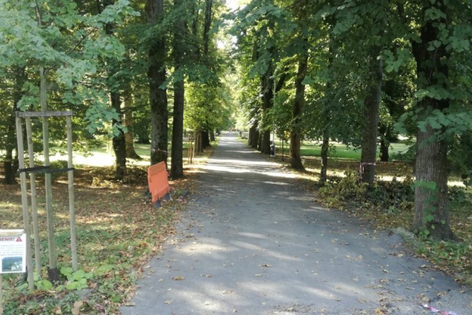 Ilustračný obrázok k článku Mestský park v Bystrici opäť otvorili. Takto vyzerá po spriechodnení chodníkov, FOTO